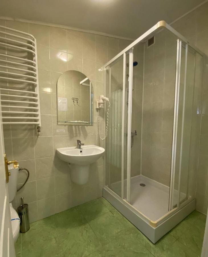 Lemon Hotell Drohobytj Exteriör bild